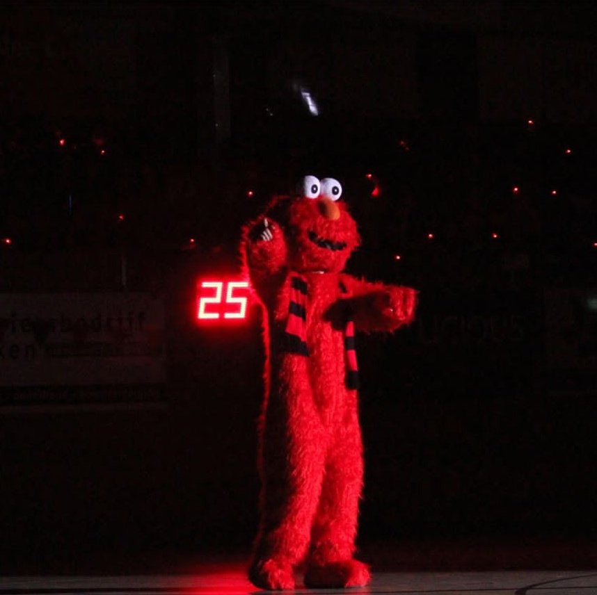 DOS46's tweet image. UITVERKOCHT! Er zijn geen losse kaarten meer beschikbaar voor de wedstrijd van vanavond tegen @LDODK
Dus geen online verkoop en geen kaartverkoop aan de deur vanavond, de Eendracht is vol!🔥❤️🖤
Mensen met een halkaart en andere geldige toegangsbewijzen kunnen wel naar binnen.