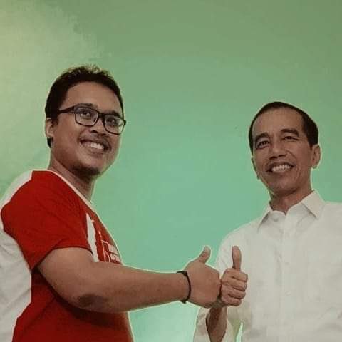 @Paltiwest <a href="/jokowi/">Joko Widodo</a> Biar gak dikira ngaku-ngaku. Sejak 2014 dan 2019 mas @Paltiwest memang relawa garis keras pak <a href="/jokowi/">Joko Widodo</a> 

Dia memang gak bisa toleransi dan bersekongkol sama para bandit-bandit. Kemarahannya terhadap dugaan ketidaknetralan oknum di pemilu harusnya diusut, bukan malah didatangi dini