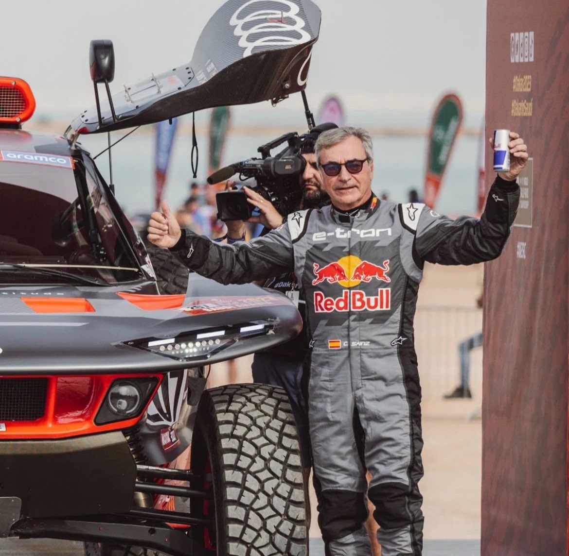 - Llama “Gilipollas” a Pedro Sanchez

- Humilla al mOrO de Al-Attiyah y al gabacho de Loeb

- Macho ibérico pura raza

- Gana su 4 Dakar con 61 años

Don Carlos Sainz, Cojones de Búfalo🦬🦬🦬