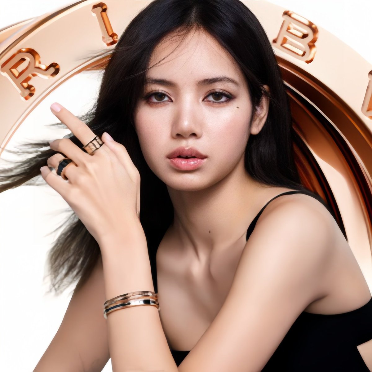 📸| jc.babin Instagram update with #LISA! 

“Bulgari Global Ambassador, @.lalalalisa_m showcases stunning B Zero1 ring and bracelets Jewelry fitting perfectly her contemporary irresistible styling. #starsinbvlgari”

LISA for BULGARI 
#LISAxBVLGARI #리사 #블랙핑크 #BLACKPINK…