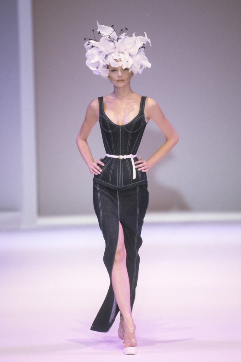 thesoftestaura's tweet photo. thierry mugler ‘les salades’ spring 1999 https://t.co/11KI2AvVcS