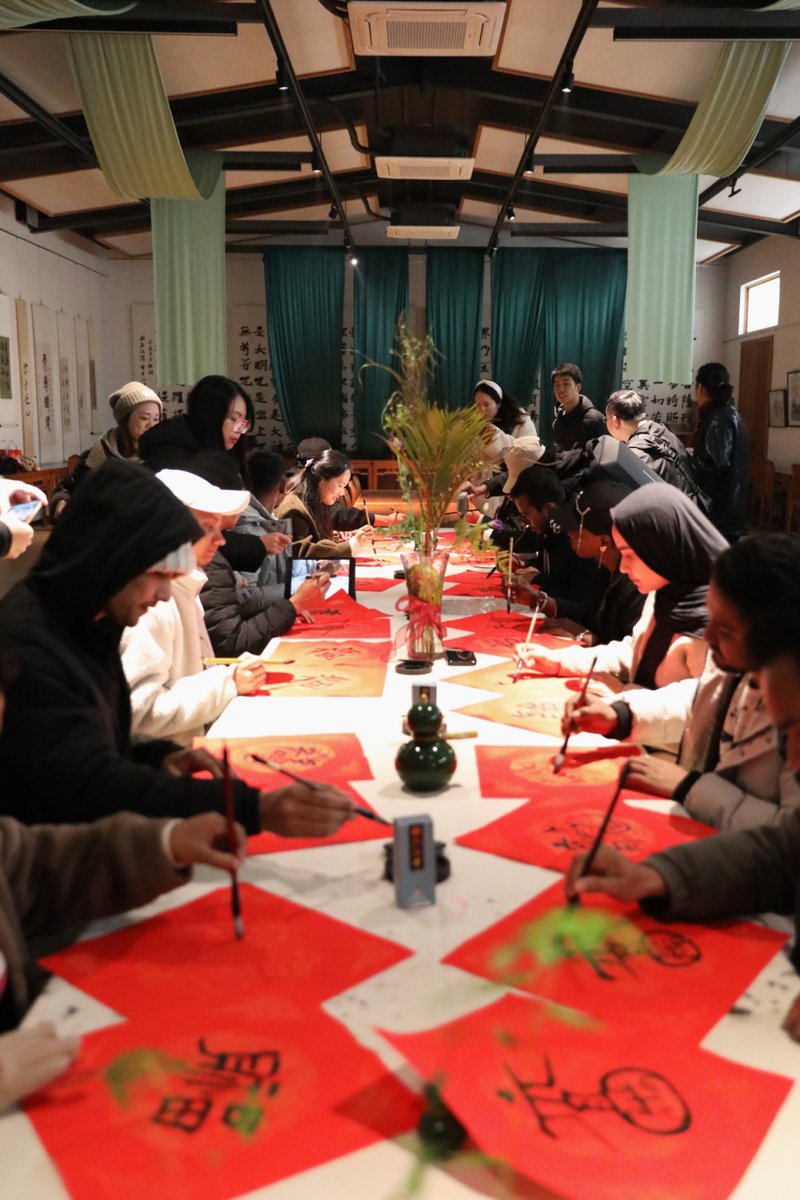 InsightNingbo's tweet image. Explore rich cultural life in #Ningbo! A group of international students joined a Laba celebration at Xilin Academy. 🎊✨ Check out the highlights as they dive into Chinese traditions—writing couplets and embracing the spirit of Chinese New Year with locals. #NewYearinNingbo
