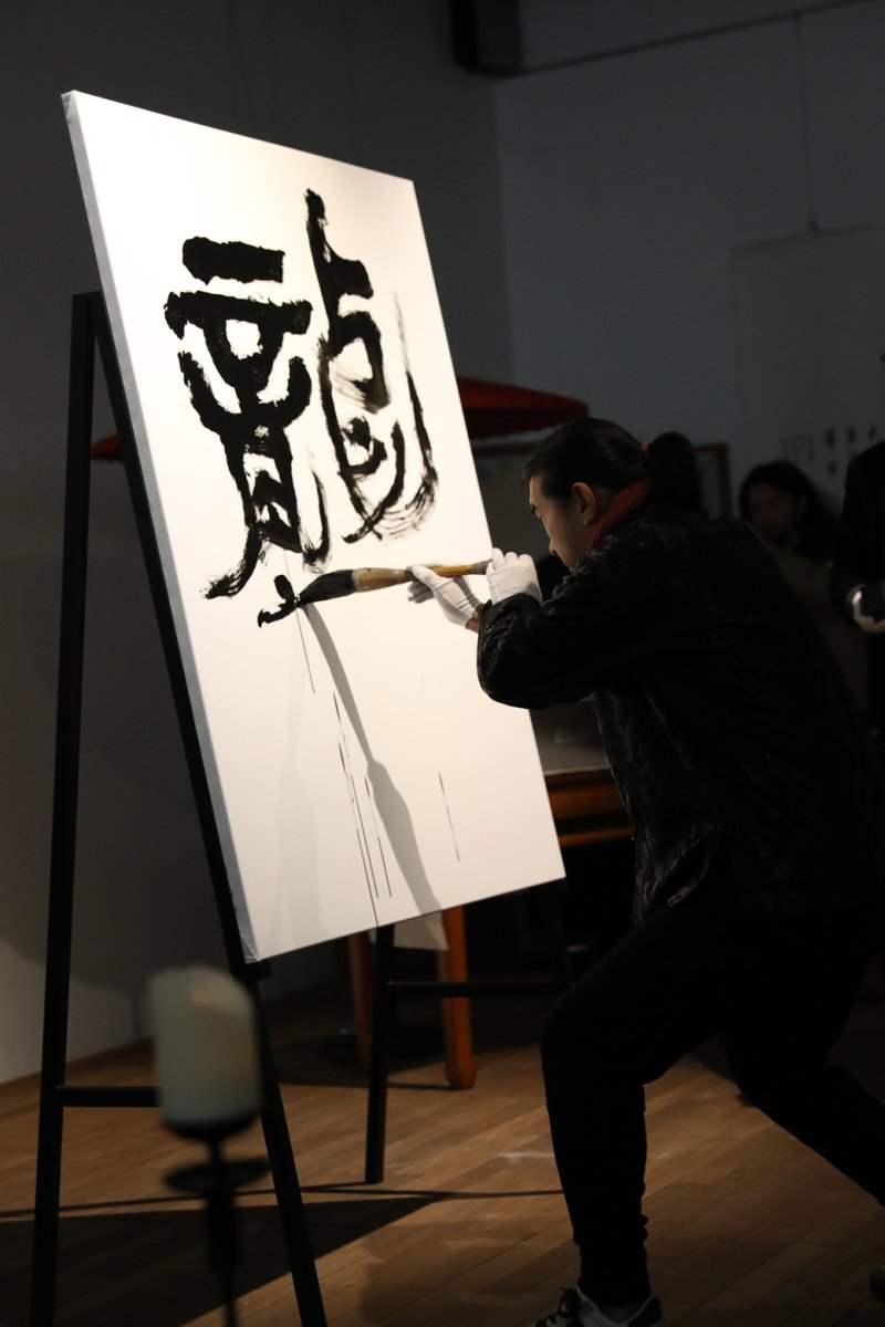 InsightNingbo's tweet image. Explore rich cultural life in #Ningbo! A group of international students joined a Laba celebration at Xilin Academy. 🎊✨ Check out the highlights as they dive into Chinese traditions—writing couplets and embracing the spirit of Chinese New Year with locals. #NewYearinNingbo