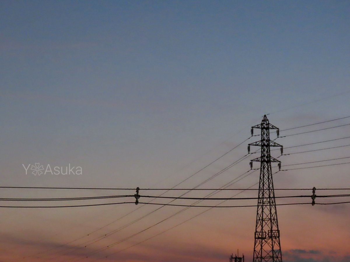yumeasutw's tweet photo. 穏やかな夕暮れ🌆
茜空を砂絵のような #巻雲 が棚引く
寒さが和らいだ #夕暮れ
南東の空高く
輝き始めた🌓 #九夜月 (月齢7.9)
月の右側で輝くのは🌟 #木星 です💫
#夕空 #夕焼け #鉄塔
#月 #moon
#ガリレオ衛星
#空の名前
#天気の図鑑
#気象のはなし
#イマソラ
#a2024 #a0119 #a202401 #a2024013 https://t.co/JZP0JehkKo