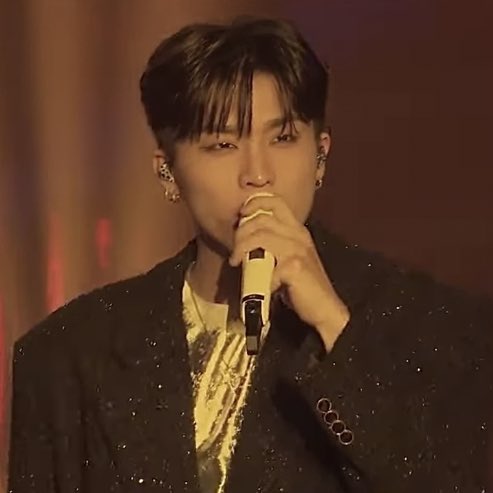 jexngwxx's tweet photo. getting lost in jeongwoo’s eyes https://t.co/YoHCp1nzS5