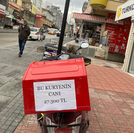 bosunatiklama's tweet photo. Ankara’da bir motokurye, Somali Cumhurbaşkanın oğluna verilen cezaya motosikletine astığı yazıyla tepki gösterdi. https://t.co/C5H8ZYXASs
