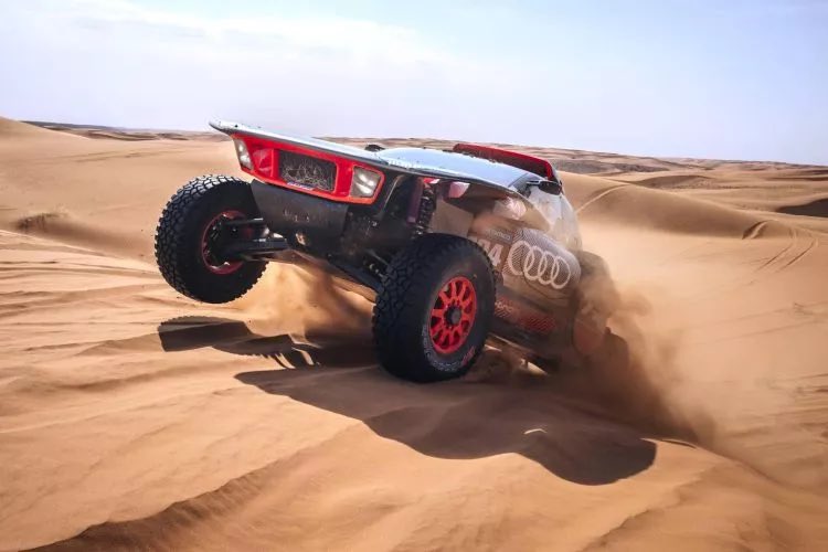 luisrape's tweet photo. Histórico @CSainz_oficial he vibrado este Dakar como en los tiempos en que pilotaba el Celica. Y la mejor despedida posible de @audispain de la competición del desierto. GRACIAS https://t.co/YCx2XkX7Mp