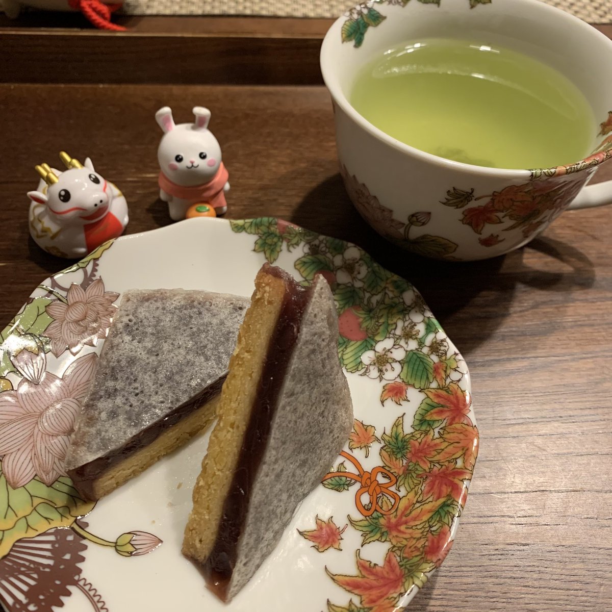catsummer's tweet photo. ルコタンタン金沢さんのきんつばビスキィが届いていたのでさっそくお茶にしました😇小豆とバターが濃厚な味わいなので、緑茶の渋みとよく合っている……ごちそうさまでした！

#ルコタンタン #きんつばビスキィ #金沢 https://t.co/aoRyYZJr4y
