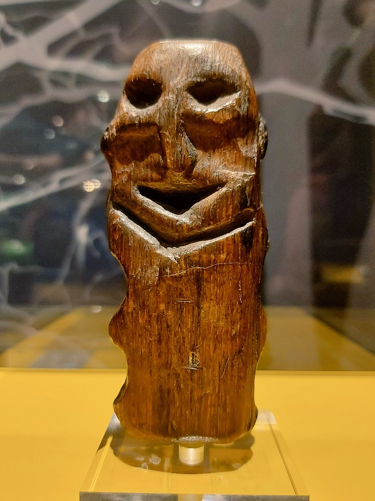 For #FindsFriday a gorgeous object: the Mannetje van Willemstad (the little man from Willemstad, Netherlands) aka The Oldest #Smile in the World. The #Mesolithic figurine, dating about 5,400 BC, was carved in oak wood. Its purpose isn't clear: Ritual? A doll? 
1/2