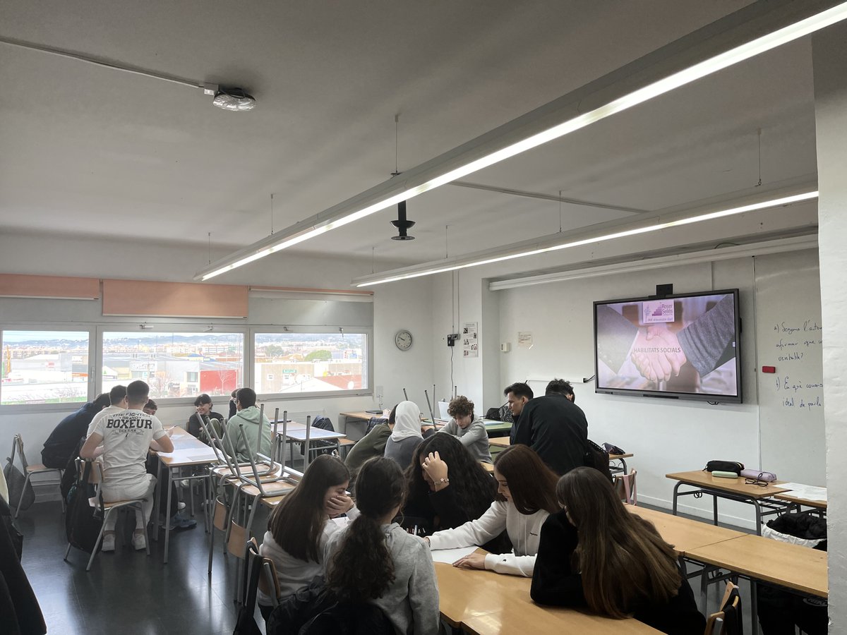 roserselles's tweet photo. 3 #Tallers: en #GestióEmocional, #HabilitatsSocials i #Talent amb l'alumnat de 4t d'ESO i de Batxillerat de l'@InsGali per a facilitar eines i recursos per assolir el #BenestarEmocional i enfocar la vida professional al que els farà feliços i els omplirà.
Cuidem el futur! https://t.co/oQxYyVWsdB