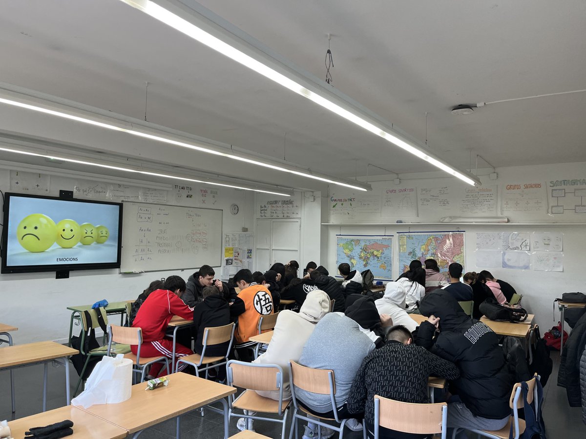 roserselles's tweet photo. 3 #Tallers: en #GestióEmocional, #HabilitatsSocials i #Talent amb l'alumnat de 4t d'ESO i de Batxillerat de l'@InsGali per a facilitar eines i recursos per assolir el #BenestarEmocional i enfocar la vida professional al que els farà feliços i els omplirà.
Cuidem el futur! https://t.co/oQxYyVWsdB