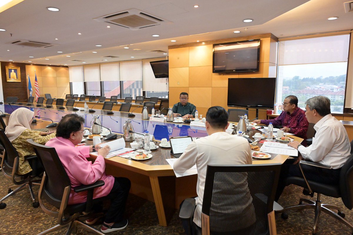 tokmatn9's tweet image. Mempengerusikan mesyuarat bulanan Jawatan Kuasa Pengurusan #UMNO Malaysia di PWTC

#UMNO 
#BersatuBersetiaBerkhidmat