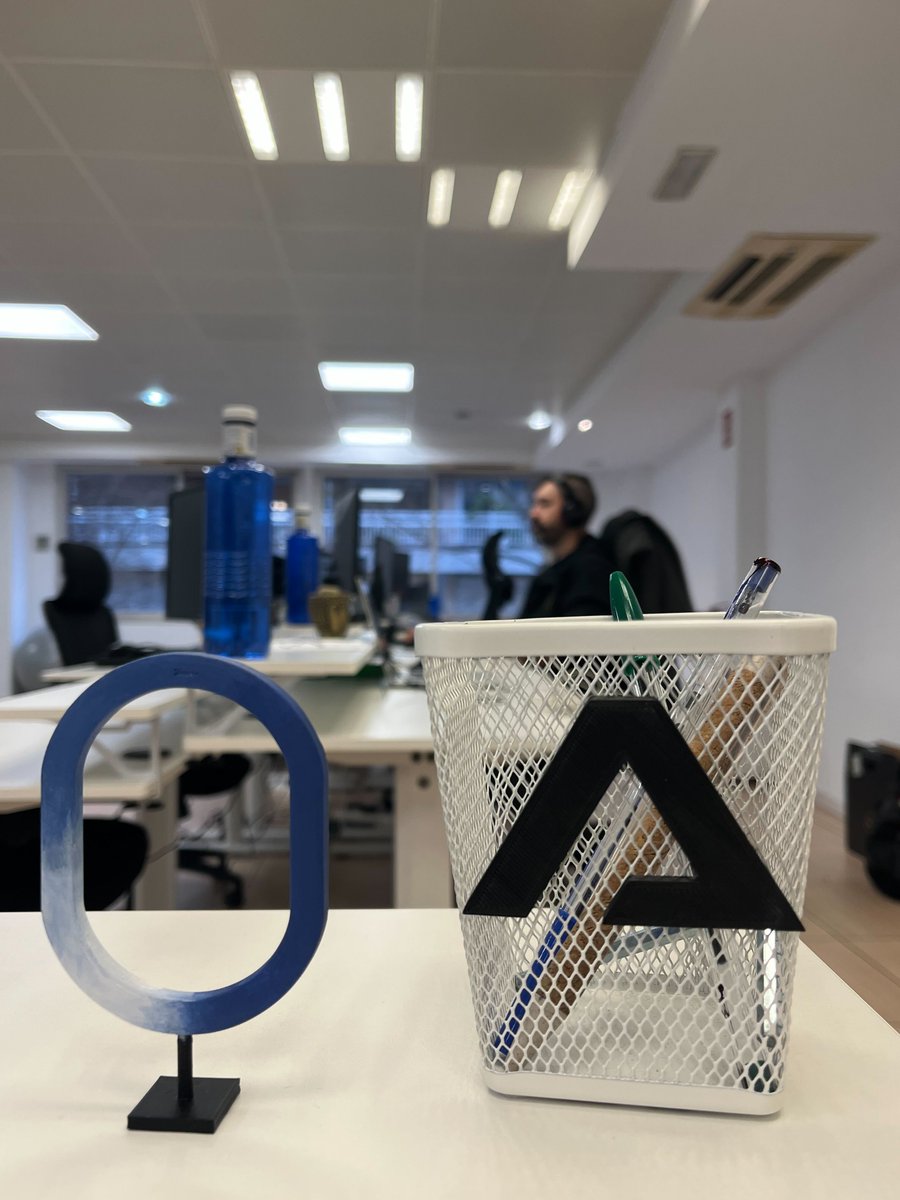 GM world ☀️ Thanks a lot @MakokiNft for your visit yesterday and your awesome gifts - they look awesome on @albertorosasg & @_arosasg's desks 😎 $GMM