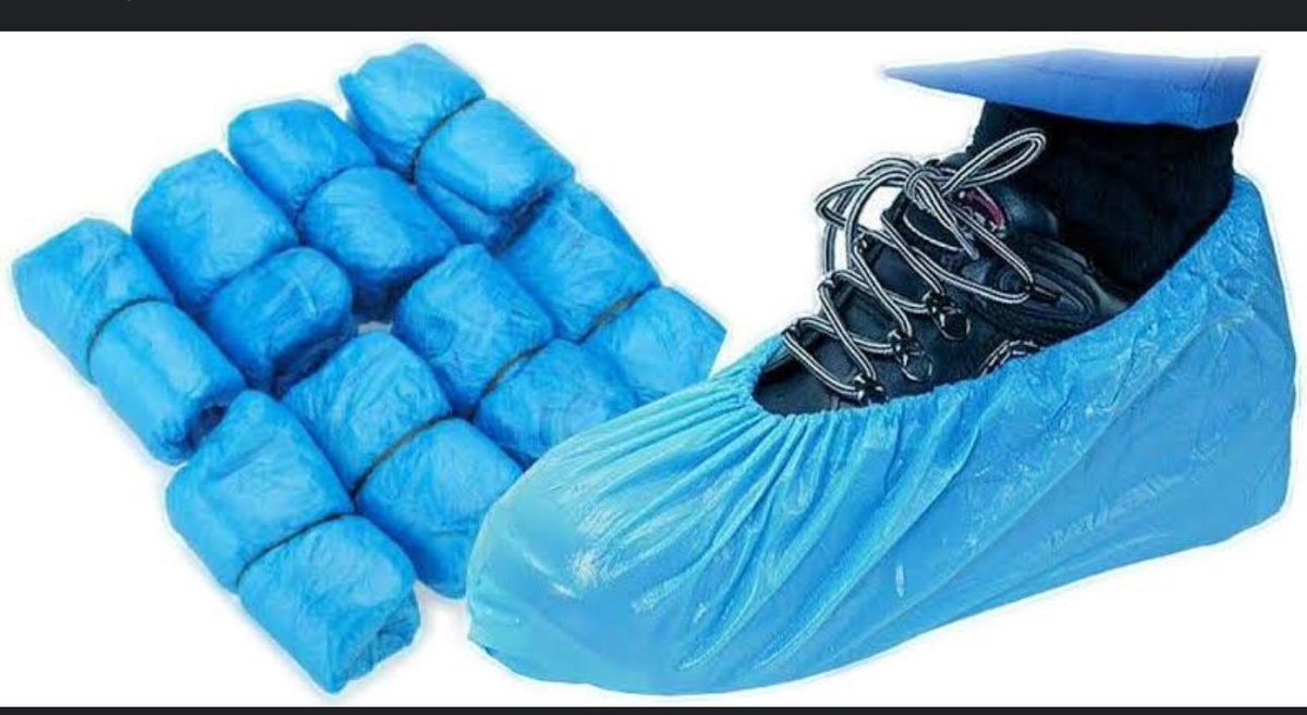 Entiendo que aquí la cultura es de no quitar los zapatos en casa pero si está lloviendo a cubos y vienes a arreglar algo en mi casa, no crees que lo normal sería quitarte los zapatos mojados llenos de suciedad antes de pasear por toda la casa? O por lo menos llevarte cubre botas?