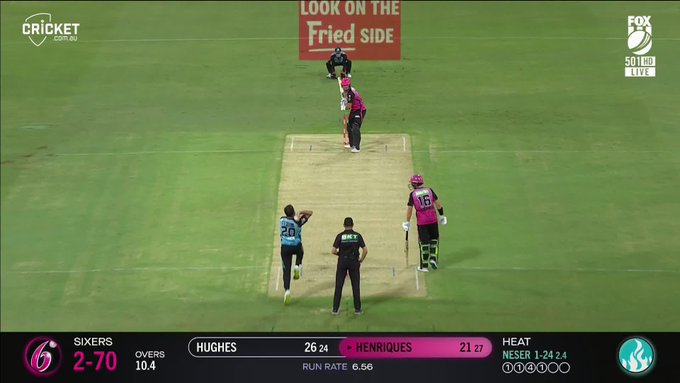 Henriques dropped twice in an over!! 🤯 📹 Credits: Twitter/BBL