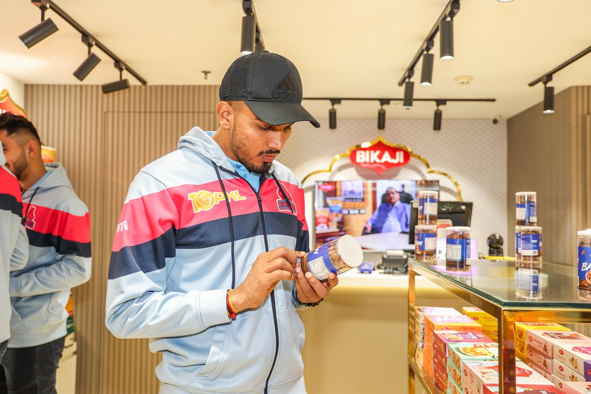 JaipurPanthers's tweet photo. If our Panthers are missing at the airport, no worries, you can find them at the @bikajifoodsbkn store relishing India's favourite snacks. 🤤🤩

#JPP #PKLSeason10 #RoarForPanthers #Kabaddi #SnackingPartner

(1/2) https://t.co/e3JK5Fsm7C