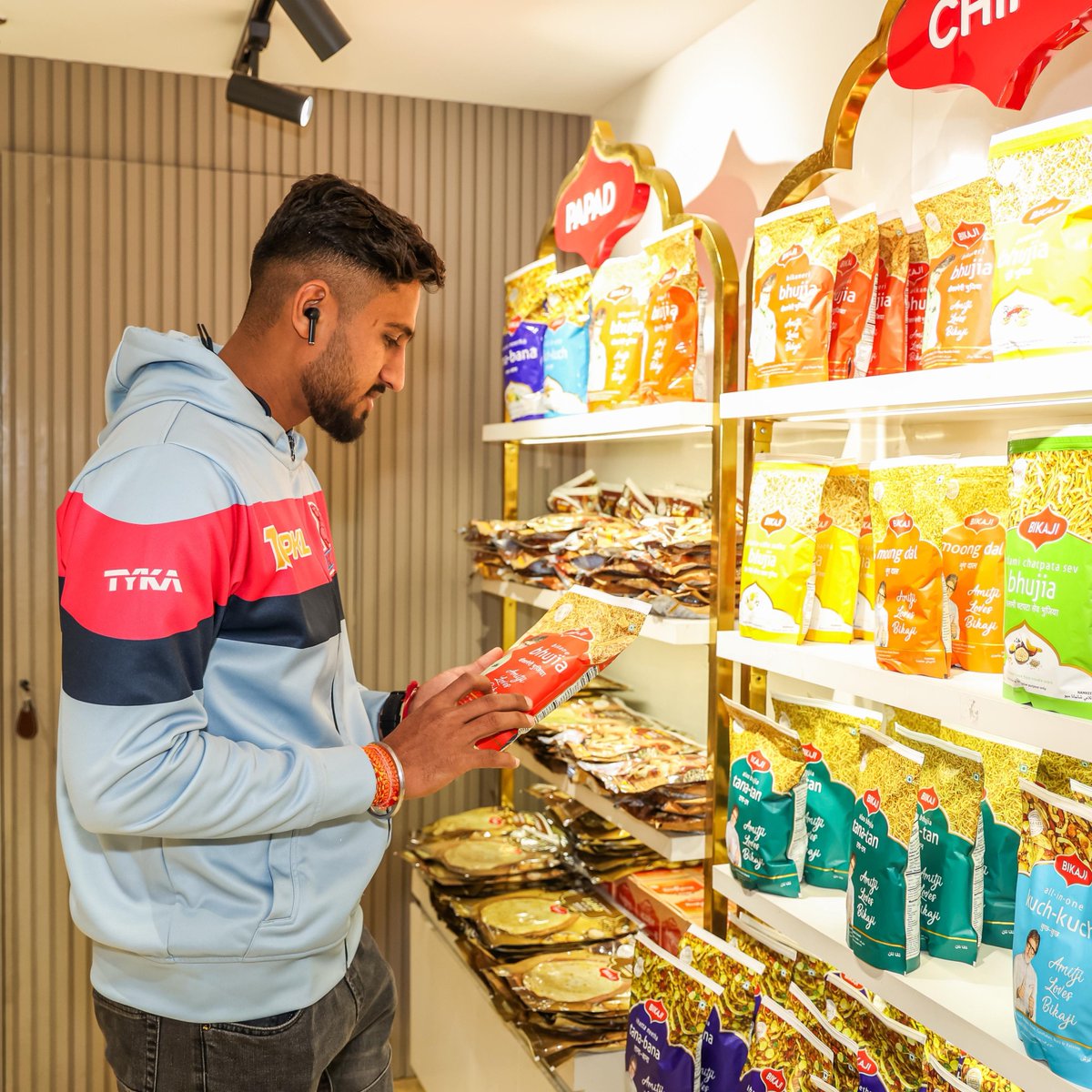 JaipurPanthers's tweet photo. If our Panthers are missing at the airport, no worries, you can find them at the @bikajifoodsbkn store relishing India's favourite snacks. 🤤🤩

#JPP #PKLSeason10 #RoarForPanthers #Kabaddi #SnackingPartner

(2/2) https://t.co/FuEpUt2EaQ