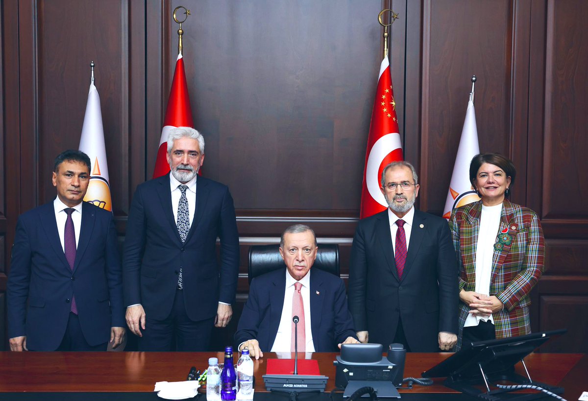 Bizimkisi Bir Aşk Hikayesi.. 🧿

                      <a href="/RTErdogan/">Recep Tayyip Erdoğan</a> 
<a href="/GalipEnsarioglu/">Galip Ensarioğlu</a>  <a href="/mehmetsaityaz/">Mehmet Sait YAZ</a> 
<a href="/Kepoluasuna/">Suna KEPOLU ATAMAN</a> <a href="/DocDrAliKarakas/">Doç. Dr. Ali KARAKAŞ</a>