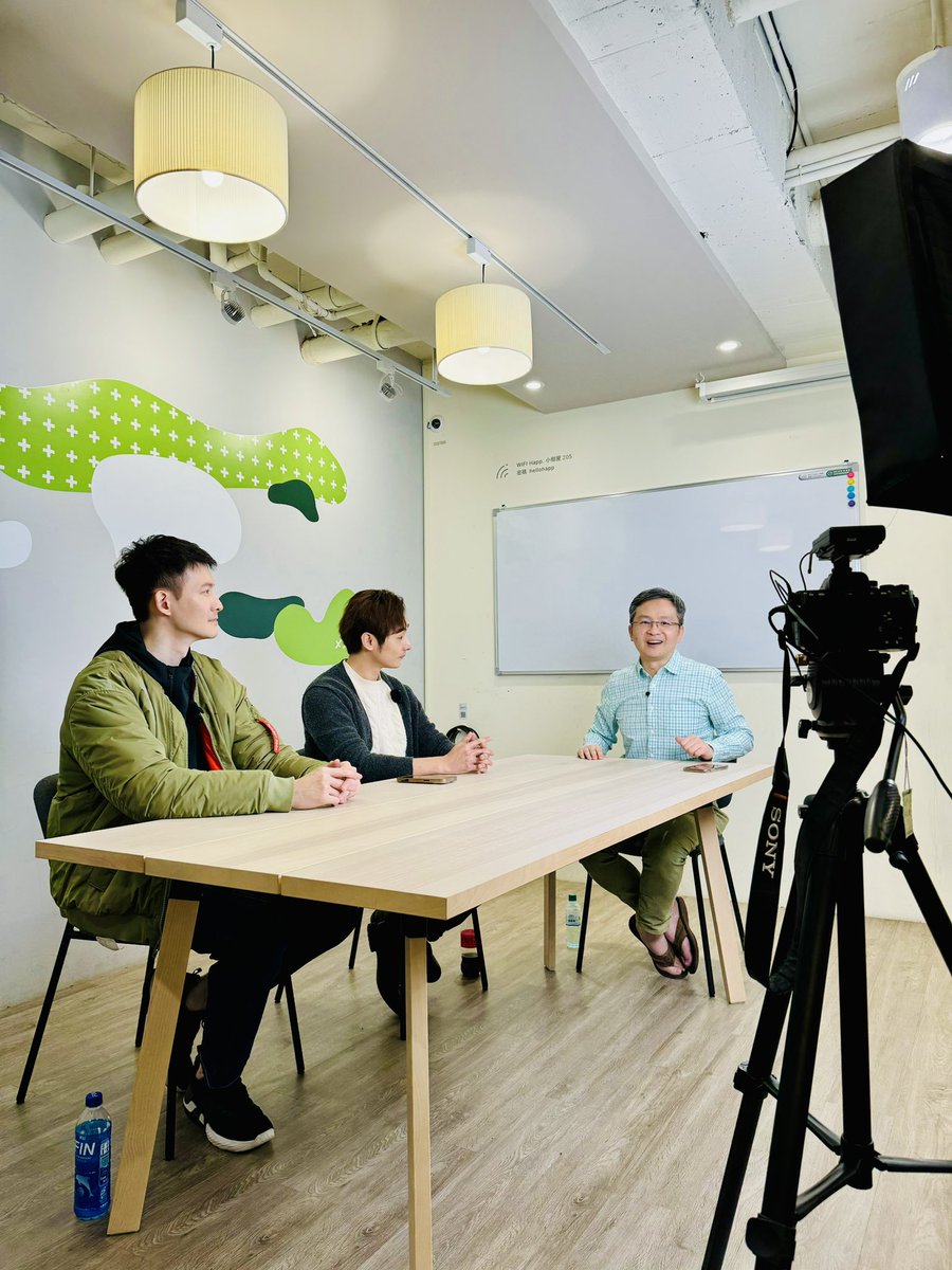 wenzhaocomment's tweet image. 猜猜我是在和誰一起做節目？
我這次來台灣，除了觀選，一個很重要的目的就是要和台灣年輕的YouTuber 們多學習、多交流，非常高興在離開台灣之前能有機會和這兩位青年才俊同框。
圖4: 我答對了波特王的腦筋急轉彎✌️