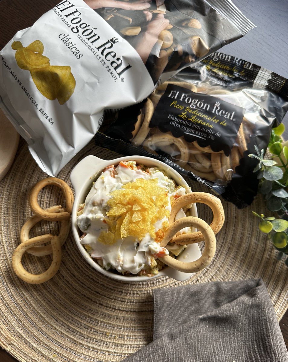 Una ensaladilla de pollo diferente con el toque crujiente de nuestras patatas.
Solo necesitarás:
- 2 🥕
- 1 🥑
- 1 pechuga de 🍗 
- Un puñado de pepinillos
- 2 🥚 cocidos 
- 4 cucharadas de mayonesa 
- Bolsa 70gr de patatas clásicas El Fogón Real