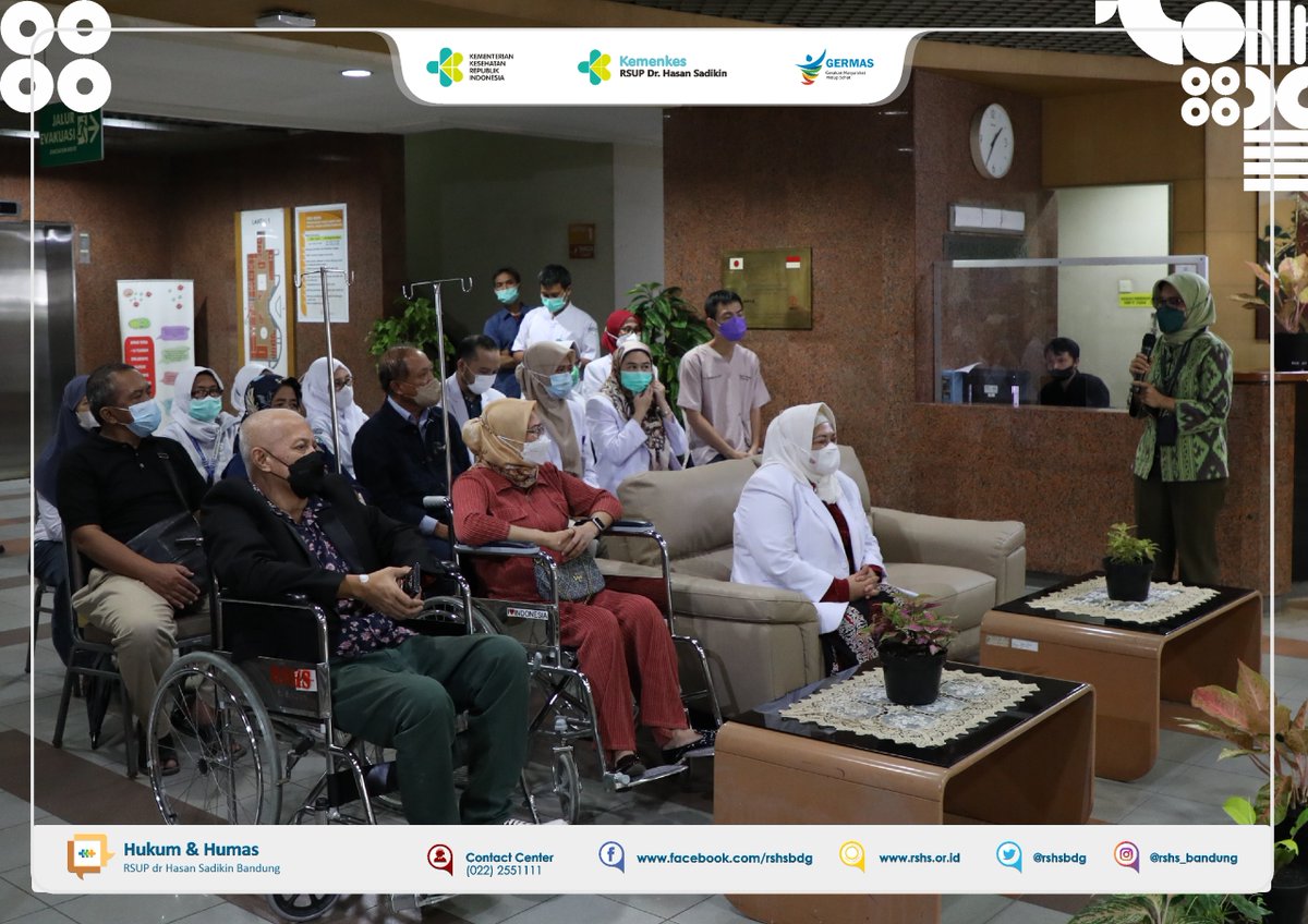 rshsbdg's tweet photo. Manajemen &tim transplantasi RSHS mengantar pasien pulang paska menjalani terapi transplantasi ginjal di RSHS. Pasien adalah resipien Bapak Trihariyadi Hari Mukadi, dgn donor dari istri tercinta Ibu Ratih Setyawati.
#TransplantasiGinjal #TPGA #TransplantRSHS #TransformasiRSHS https://t.co/NWDOesKQEo