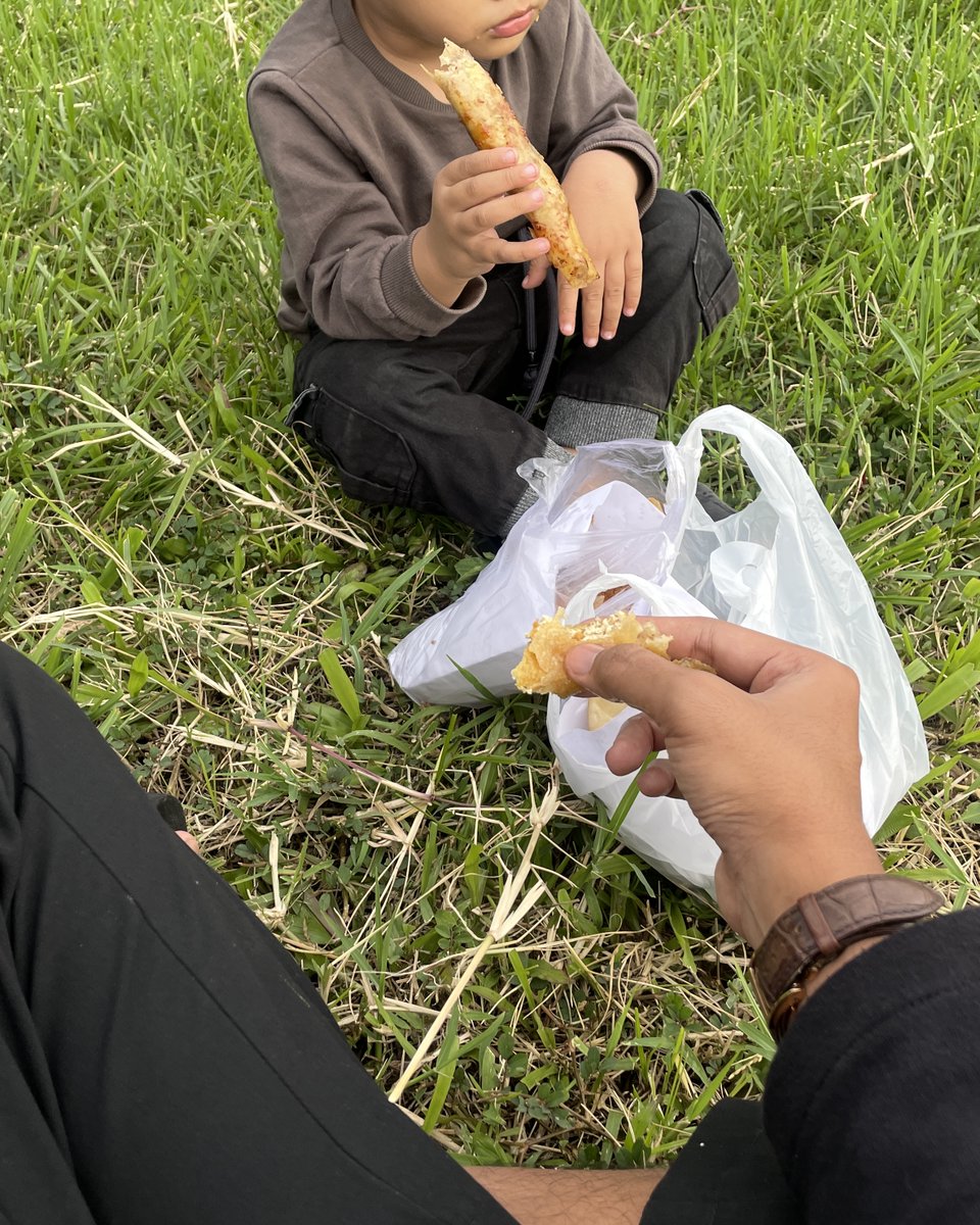 Gue cukup sering pergi berdua sama anak, tiba-tiba random beli cemilan lalu nongkrong gini.

Membuka obrolan sama anak “di sekolah ngapain aja?” 😅