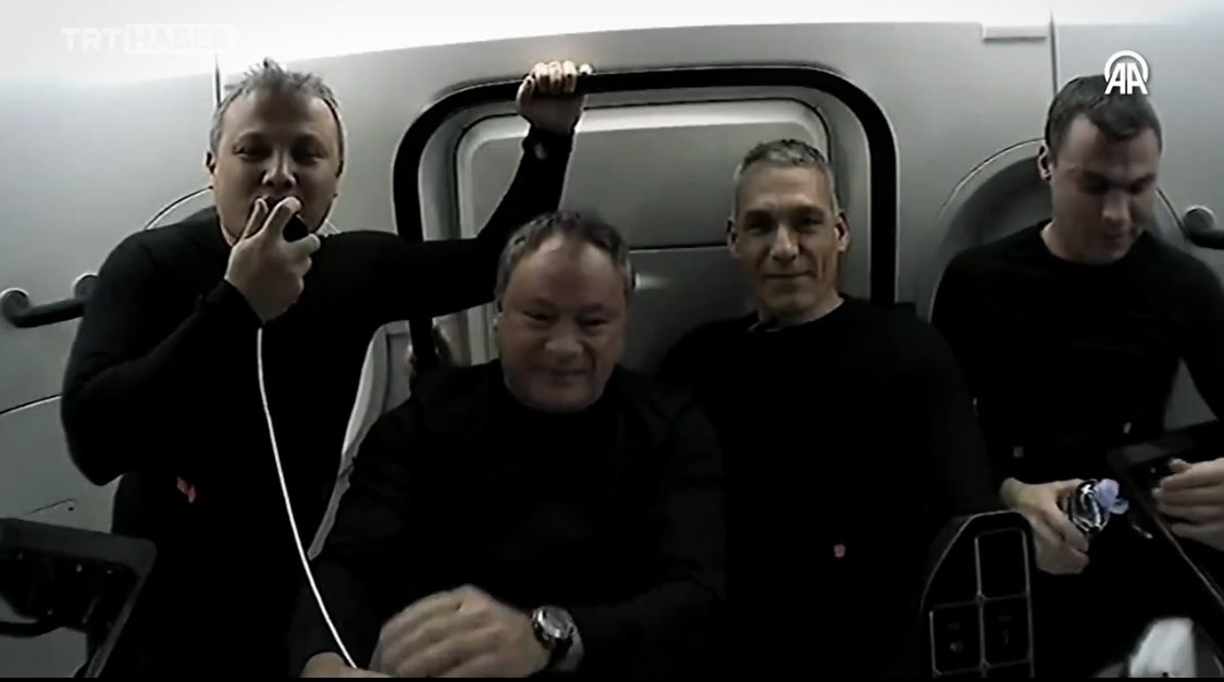 Bugüne kadar uzaya çıkanların Neil Armstrong’dan daha havalı bir ilk cümle kurabileceğine ihtimal vermezdim.Alper Gezeravcı az evvel kurdu.🇹🇷🇹🇷
Hayırlı Cumalar.  <a href="/TURKastro/">Alper Gezeravcı</a>