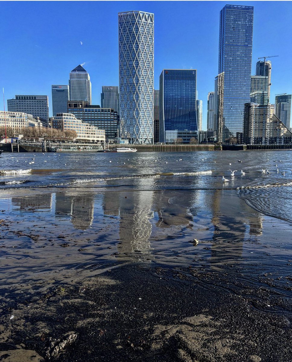 mudlarkanna's tweet photo. Beautiful light on the #thames #forshore #canarywharf https://t.co/V6EHZfRxJc