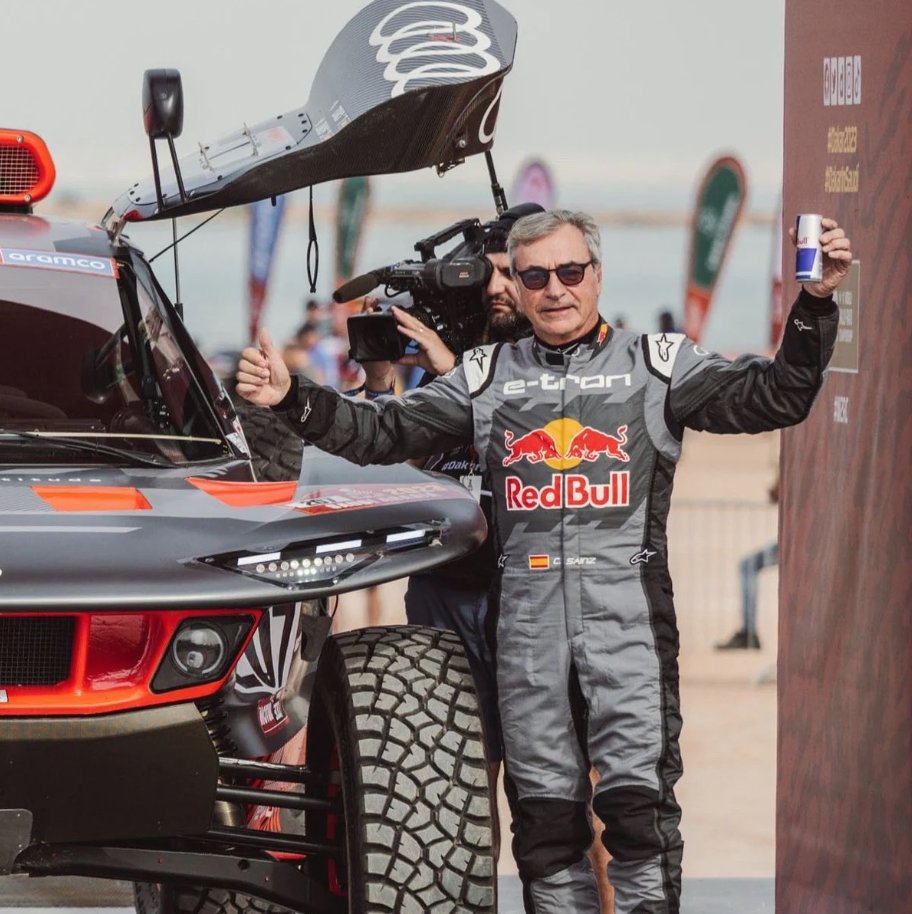 explorer0606's tweet photo. Este país ya es un saco de escombros sin salvación.

Carlos Sainz gana el Dakar por !!cuarta vez!! y con 61 años. Pero resulta que como NO ES de izquierdas y llama Gilipollas a Sánchez, podéis imaginar cómo rabian y vomitan los rojelios!!

Bravo, Sainz, eres de los más grandes!! https://t.co/DfLBimQciO