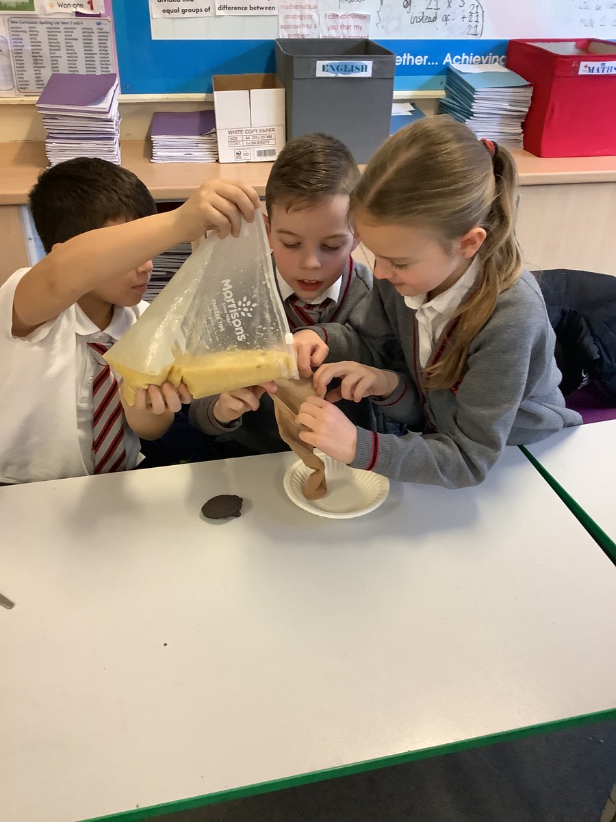 wooltonprimary's tweet image. 4B had a brilliant, messy time modelling the digestive system! #WPSScience 👍