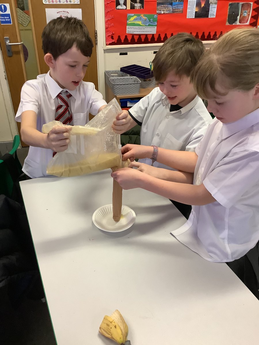 wooltonprimary's tweet image. 4B had a brilliant, messy time modelling the digestive system! #WPSScience 👍