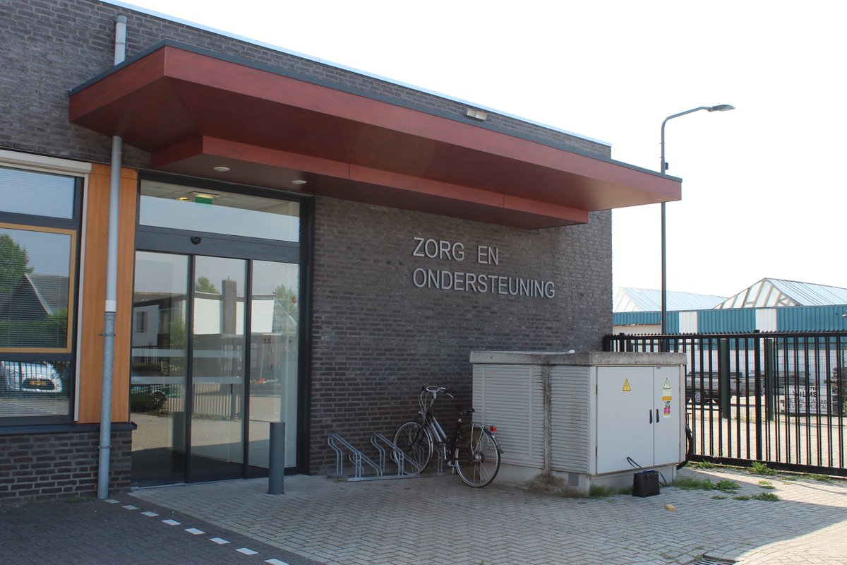 Op dit moment kampt het Sociaal Domein (Zandstraat) met een stroomstoring waardoor ze telefonisch minder goed bereikbaar zijn. 

Doordat de Zandstraat automatische deuren heeft, is langskomen ook geen mogelijkheid, de deuren zijn gesloten.