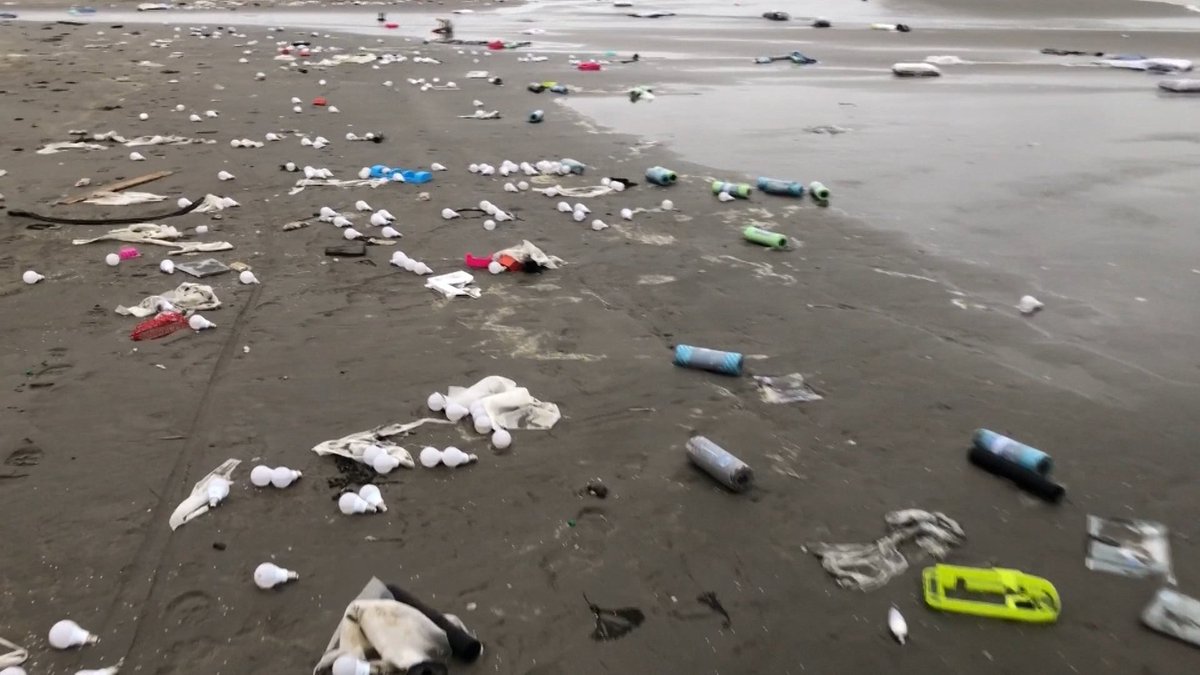 📺Kijktip: eilander & filmmaker Thom Verheul maakte de ramp met de MSC Zoe vijf jaar geleden zelf mee. Zijn docu Waddenzooi blikt terug op de momenten vlak na de ramp en onderzoekt hoe het er nu voor staat. Zaterdag a.s. om 15.30 uur op NPO2 en zondag om 17 uur op Omrop Fryslan.