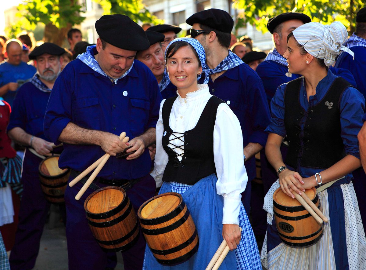 VisitBasqueCtry's tweet image. San Sebastián has got its drums 🥁and barrels ready🎶

At midnight the city throws itself into a 24-hour party🎉

Come and try this unique experience for yourself! 

Sebastian bat bada zeruan...🥁🥁🥁

👉ow.ly/Cbme50QrAnE

#VisitBasqueCountry