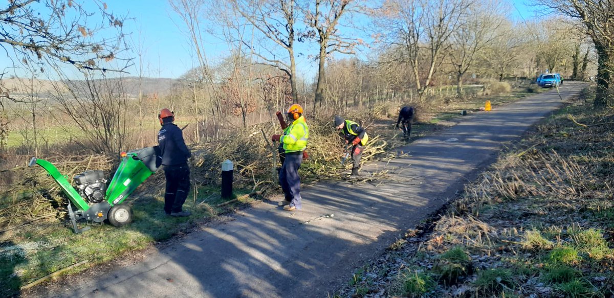 CRTWalesandSW's tweet photo. Chris, Joe and #volunteer Kim have been cutting back the vegetation near the Diamond Jubilee Wood top car park at Caen Hill #Devizes #Rowde. The wood is a wonderful place to #walk after you've visted the flight. https://t.co/rY2CIx7Hti #VolunteerByWater #ActnowForCanals https://t.co/GyKki618tc