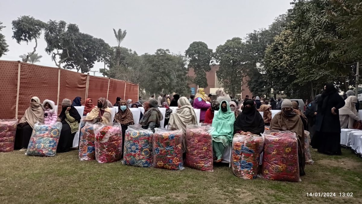 AKFWomenWing's tweet image. &quot;آئیں وطن سنواریں مہم&quot; کے تحت
الخدمت فاؤنڈیشن ویمن ونگ ہیڈ آفس لاہور کی جانب سے ونٹر پیکج تقسیم کیا جس سے غریب خواتین مستفید ہوئیں۔
آئیں مشکل میں گھری انسانیت کا دست و بازو بنیں۔

#Pakistan #help #HelpWithAlkhidmat #AlkhidmatCan #Alkhidmat #Pakistan #woman