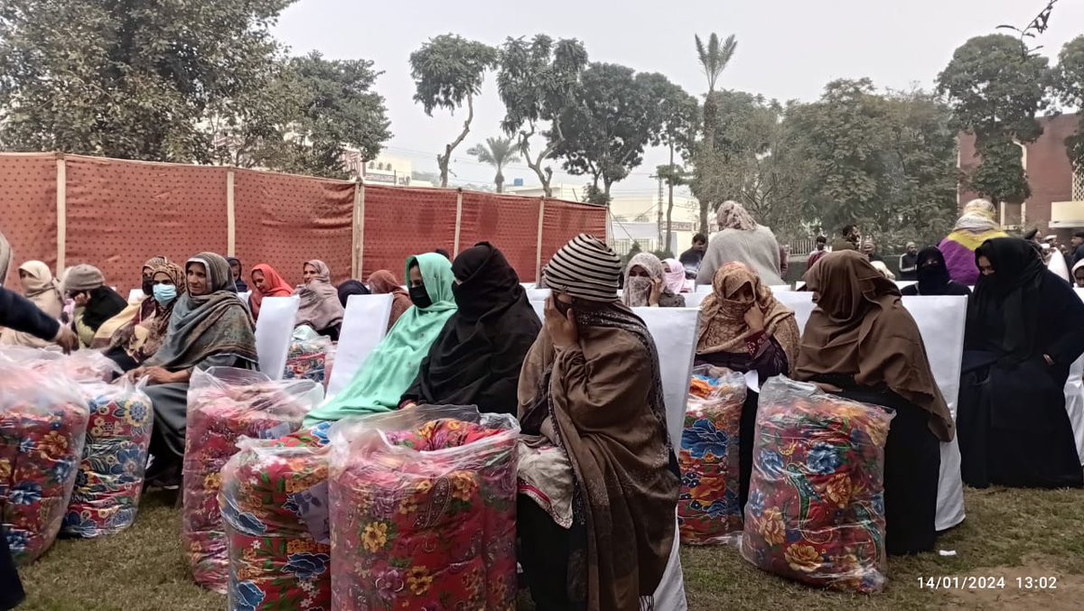 AKFWomenWing's tweet image. &quot;آئیں وطن سنواریں مہم&quot; کے تحت
الخدمت فاؤنڈیشن ویمن ونگ ہیڈ آفس لاہور کی جانب سے ونٹر پیکج تقسیم کیا جس سے غریب خواتین مستفید ہوئیں۔
آئیں مشکل میں گھری انسانیت کا دست و بازو بنیں۔

#Pakistan #help #HelpWithAlkhidmat #AlkhidmatCan #Alkhidmat #Pakistan #woman