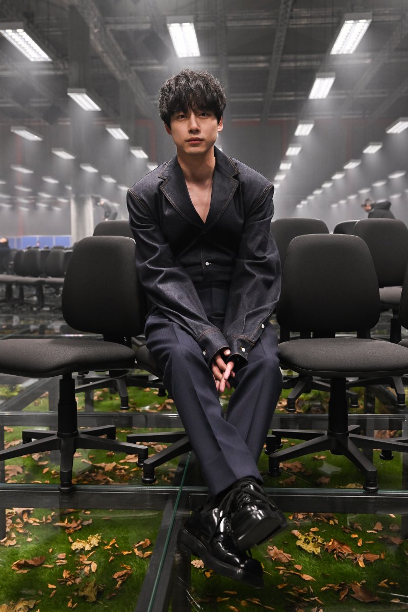 ミラノコレ】坂口健太郎さんを「プラダ」の2024年秋冬メンズ