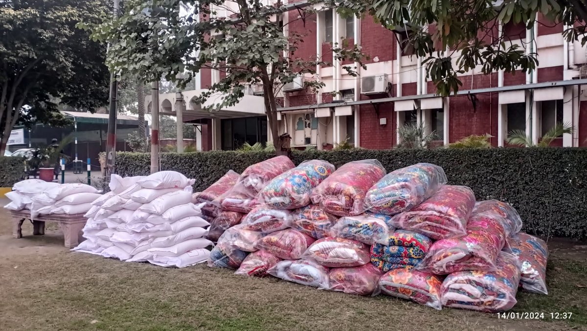 AKFWomenWing's tweet image. &quot;آئیں وطن سنواریں مہم&quot; کے تحت
الخدمت فاؤنڈیشن ویمن ونگ ہیڈ آفس لاہور کی جانب سے ونٹر پیکج تقسیم کیا جس سے غریب خواتین مستفید ہوئیں۔
آئیں مشکل میں گھری انسانیت کا دست و بازو بنیں۔

#Pakistan #help #HelpWithAlkhidmat #AlkhidmatCan #Alkhidmat #Pakistan #woman