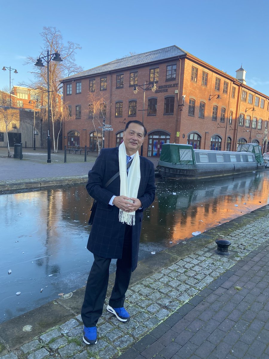 This morning we were at the nicely refurbished canal basin, Coventry with temporary moorings for narrowboats. It was freezing cold of -2C.

There are a few Coffee shops which served really tasty coffee and cakes