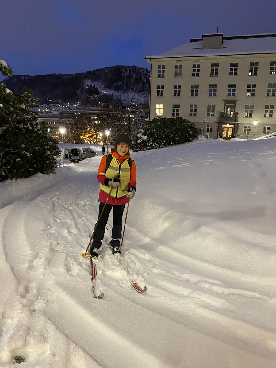 Bergen har hatt nesten 40 cm snø siste døgn (sjeldent mye!) og en fjerdedel falt i løpet av natten. Transportvansker til tross, vår medarbeider Aagot fra økonomiavdelingen lot seg ikke hindre av værforholdene, og kom seg på jobb på ski. Vi heier på deg! ❄️⛷️ Foto: Nansensenteret