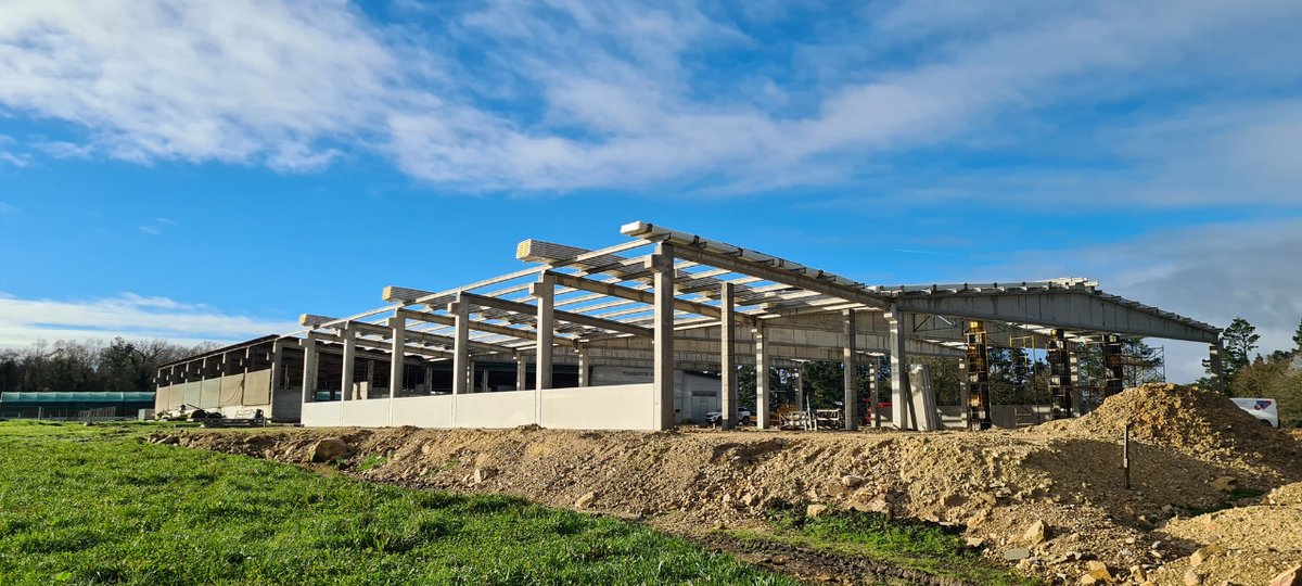 BloquesCando's tweet photo. 👉Hoy queremos enseñaros esta IMPRESIONANTE NAVE recién 🏗️ construida en 📍 Vilasilvestre (Vilalba), para 🐄🐄🐄🐄🐄 vacuno de leche.
‼️Nos gusta lo que hacemos‼️ https://t.co/xrcEaQ7UEm
