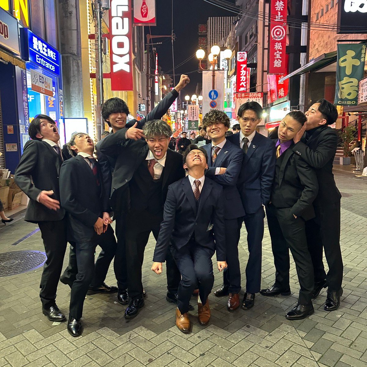 aocho_gakusai's tweet photo. ⚪️こんにちは！⚫️
関西大学商学部の新２回生です！

春から関大に入るにあたって
大学生活で知りたいことなどあれば
DMやリプしてくれれ答えます！
例えば、、、
・関大生のリアルな生活
・おすすめのバイト
・��たしに似合う髪型  などなど

なんでも待ってます👍🏻

#春から関大 https://t.co/WemhUm2aqA