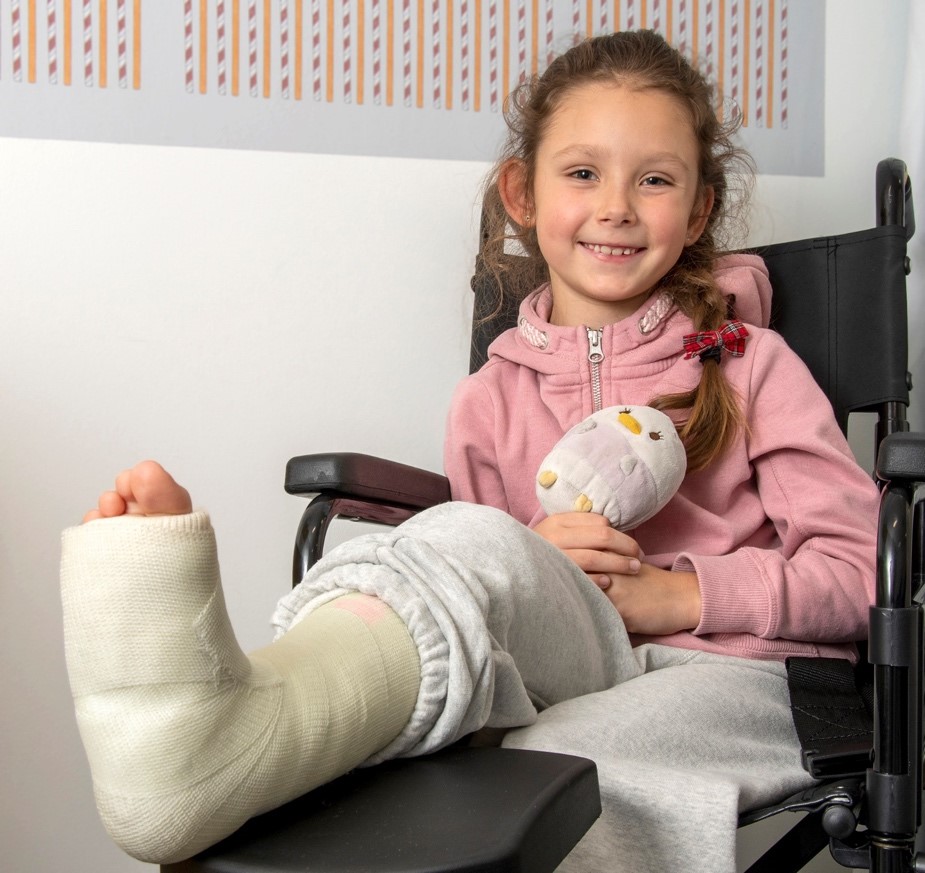 🩻 FRACTURE CLINIC | Got an appointment coming up, after a broken bone or tendon injury? We've improved our online information about fracture clinic, what to expect, who you might see & helpful info about the #RHCYP in Edinburgh as well. Take a 👀 here👉bit.ly/Ortho_RHCYP