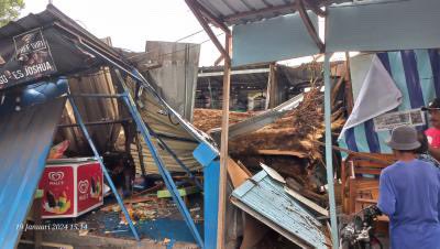 infomalang's tweet photo. Akibat hujan deras, sebuah pohon berukuran besar tumbang di Pujasera Terminal Lawang dan menimpa beberapa warung. Kejadian berlangsung sekitar pukul 15.00 WIB dan saat ini masih dalam proses evakuasi. Jumat (19/1) https://t.co/d2VtmDlur2
