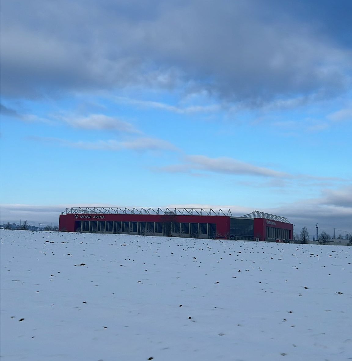 Da steht sie nun, in Schnee und Eis, ohne dass an diesem Wochenende auch nur ein Fan zu Besuch kommt.
Unsere Arena. 🏟️ 

Das Spiel gegen Union Berlin ist abgesagt. 
Väterchen Frost hat Mainz fest im Griff. 🥶

🔴⚪️🔴

#M05FCU #mainz05