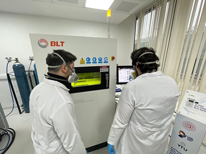 3D Yazıcıyla kafatası üretildi: Kişiye özel kemik implant tasarlandı

YTÜ Biyomedikal Mühendisliği Bölüm Başkanı ve Makine Mühendisliği Bölümü Öğretim Üyesi Prof. Dr. Mihrigül Ekşi Altan, merkezin nisanda İstanbul Kalkınma Ajansı desteğiyle kurulduğunu söyledi