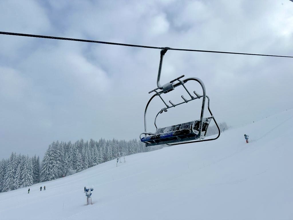 See2Alpes's tweet photo. We've got masses of new snow all over the Alps! Freezing levels dropped and 30 - 50cm fresh new snow - just in time for the blue skies and sunny weekend ahead
Read our latest dump alert: https://t.co/m3Lwsy0jfM

#snowinthealps #dumpalert #weathertoski #powderalert https://t.co/JggW7vum7K