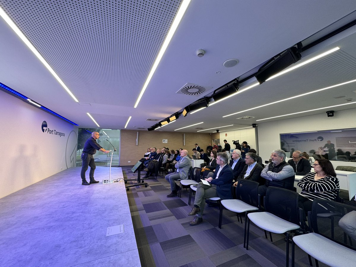 solanell's tweet photo. Presentació del Tarrgona Blue Innovation Port #EconomiaBlava @PortTarragona @APPORTT_AIE @SStartsud  #VentureBuilding @MarkusRokus @MolldeCosta #TarragonsBlueInnovationPort https://t.co/MY42rLpB5V