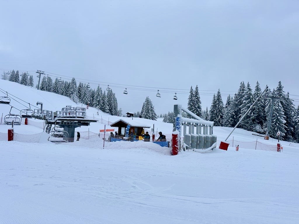We've got masses of new snow all over the Alps! Freezing levels dropped and 30 - 50cm fresh new snow - just in time for the blue skies and sunny weekend ahead
Read our latest dump alert: bit.ly/4b1wsuE

#snowinthealps #dumpalert #weathertoski #powderalert